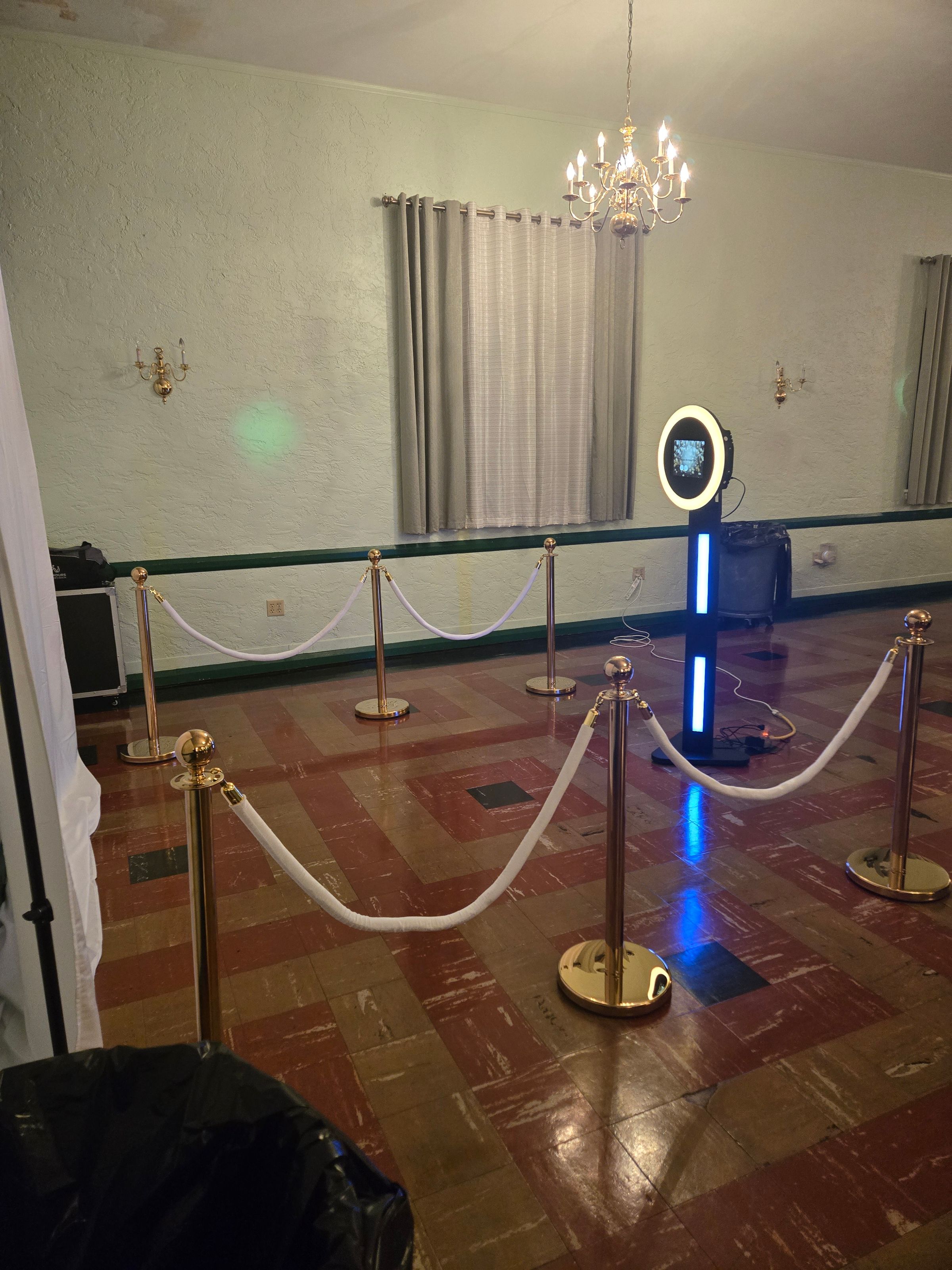 SELFIE BOOTH
