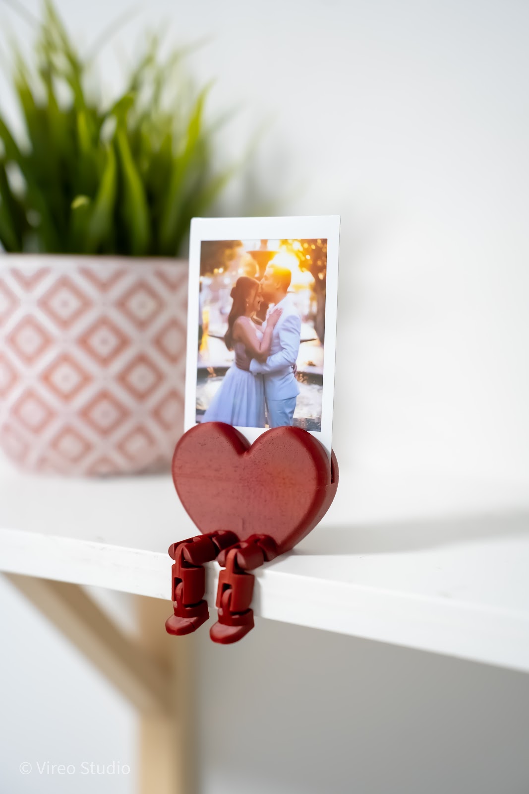 #4.1 Heart Photo Holder by Vireo Studio