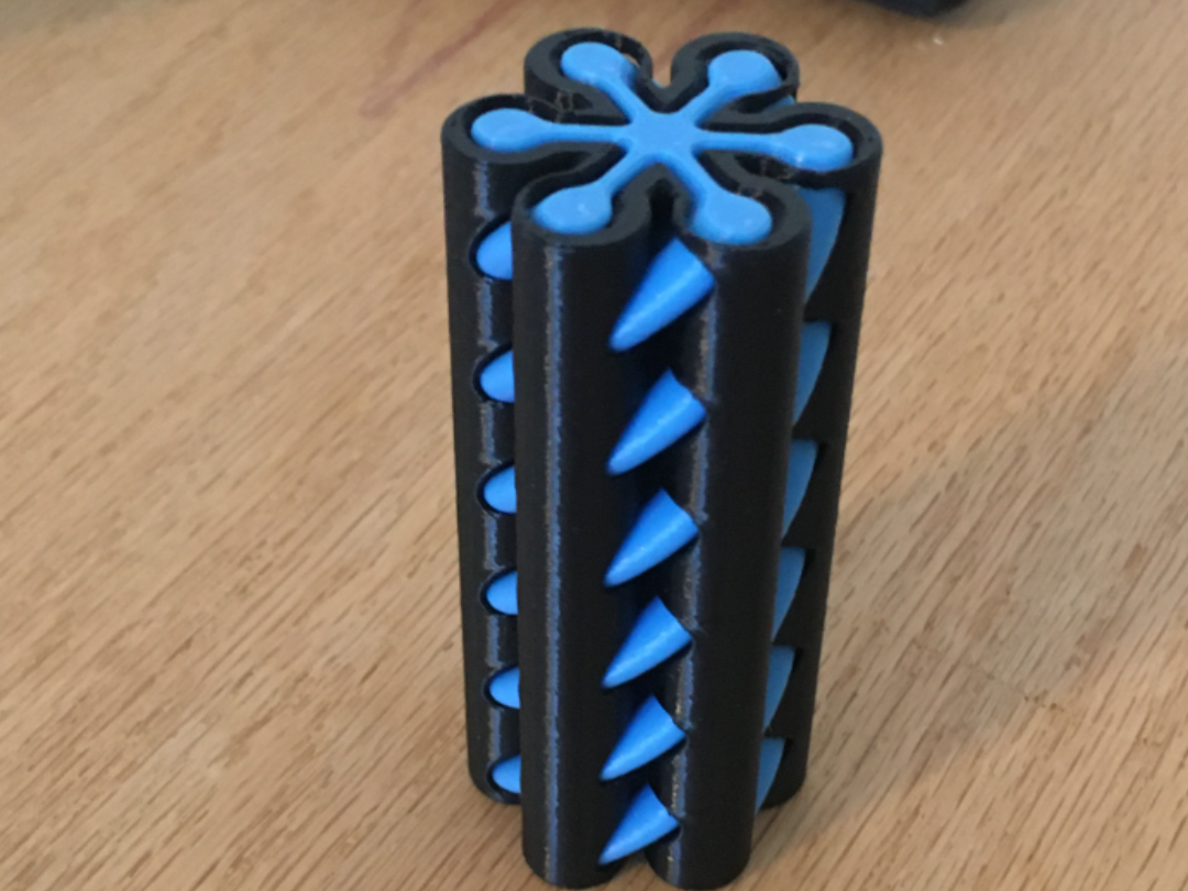 #4.1 Interlacing Fidget by "happy birthday"