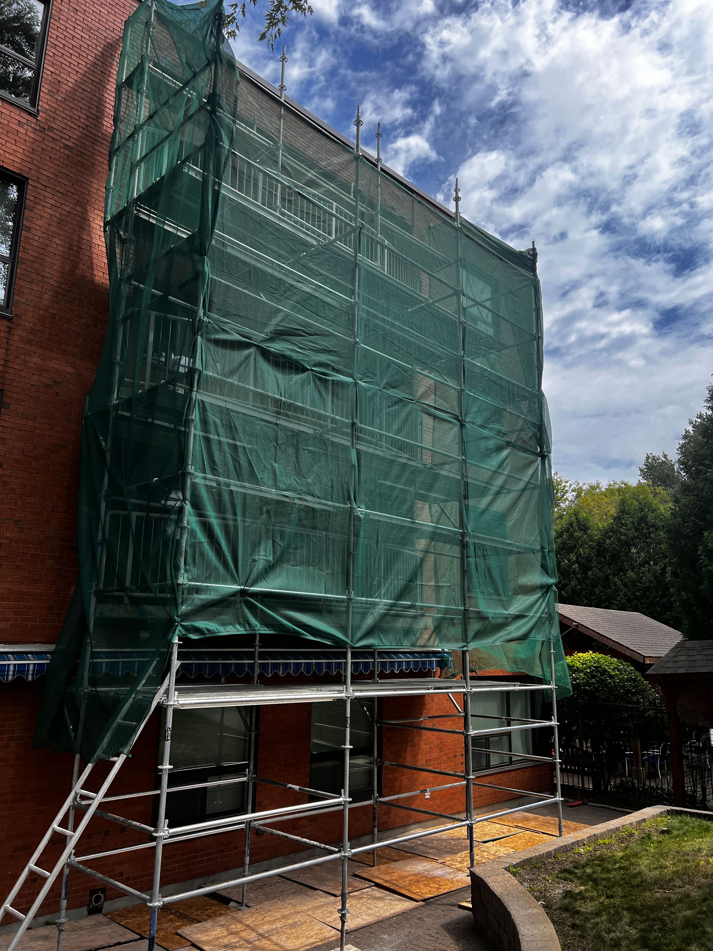 Scaffoldings installation in Sudbury senior centre 