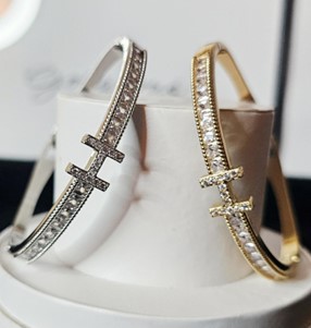 V Lux Boutique 's image