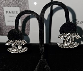 V Lux Boutique 's image