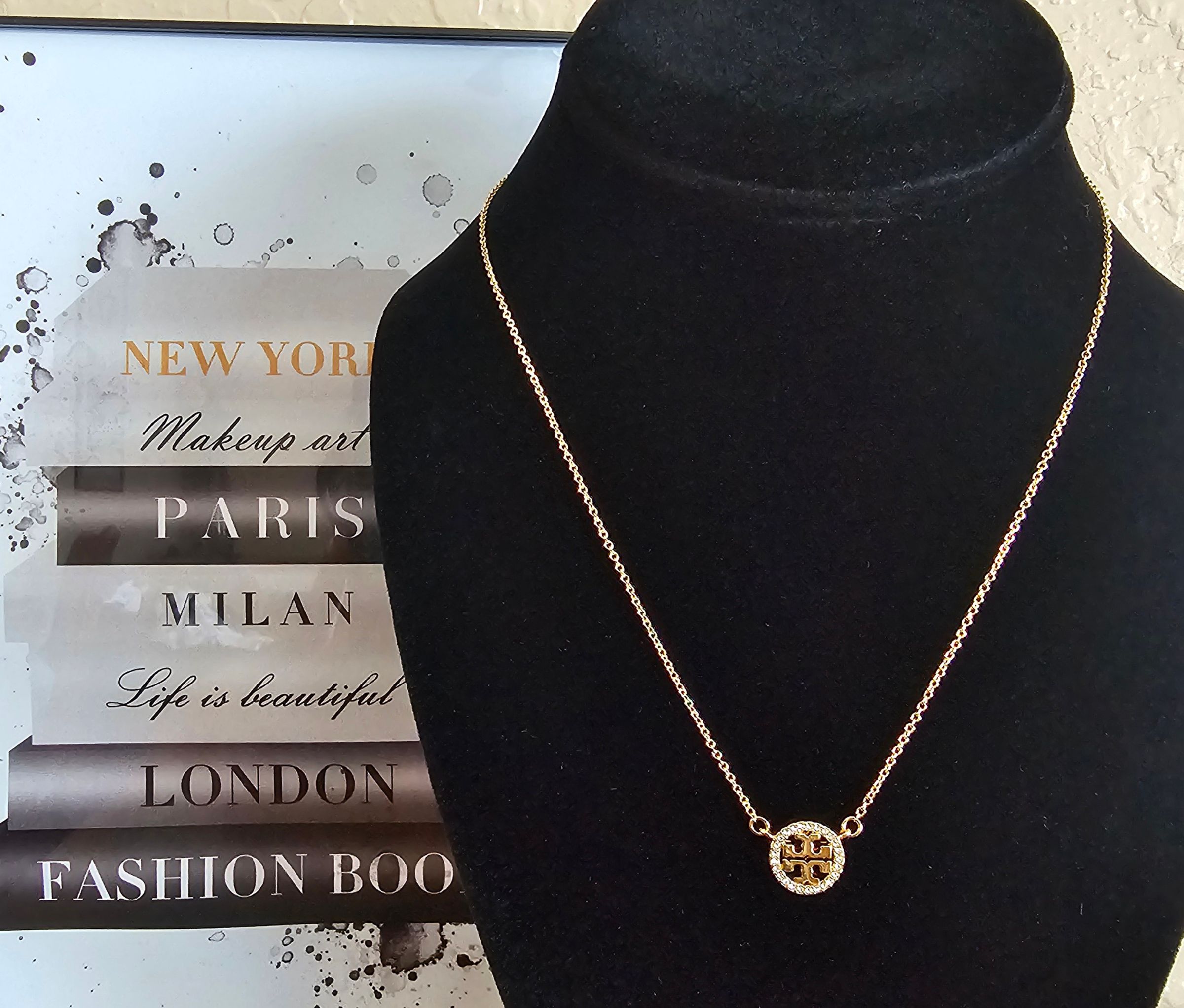 V Lux Boutique 's image