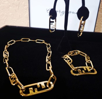 V Lux Boutique 's image