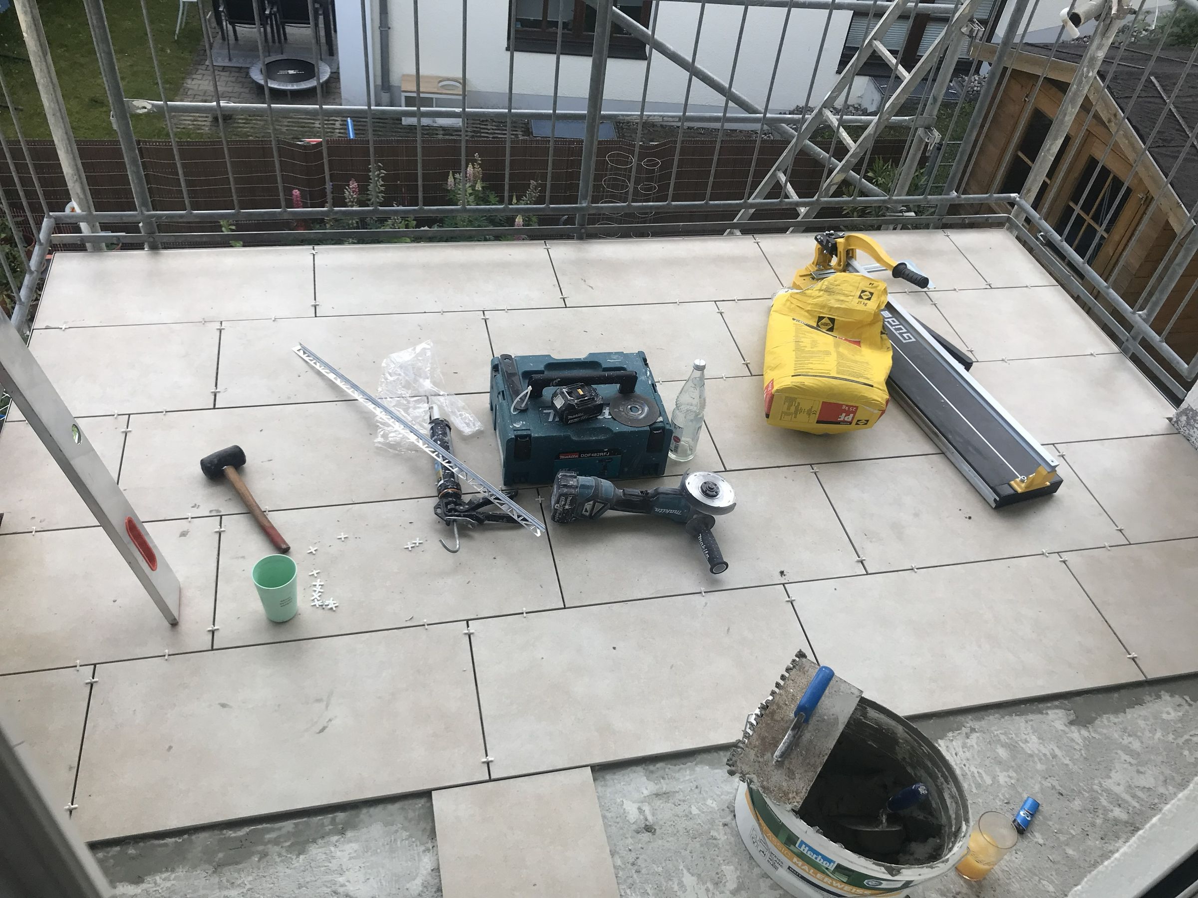 NACH UNTERGRUNDVORBEREITUNG NEU FLIESENEN