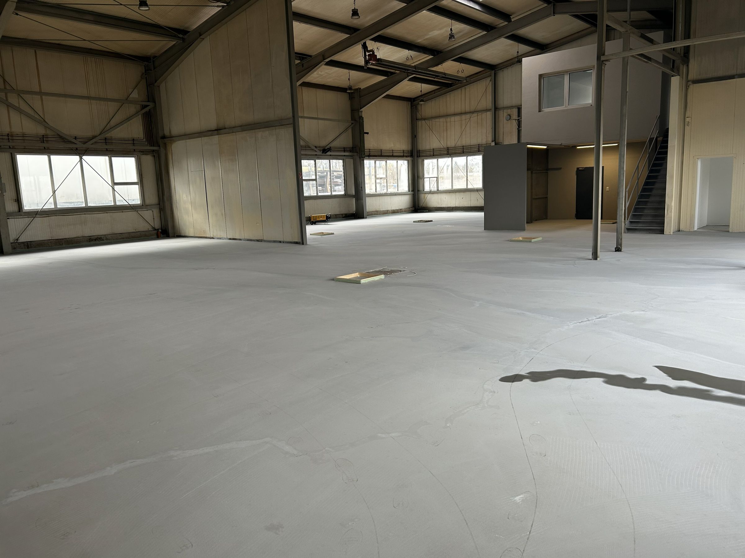 HALLE AUSGEGLICHEN, IM TROCKNUNGSPROZESS