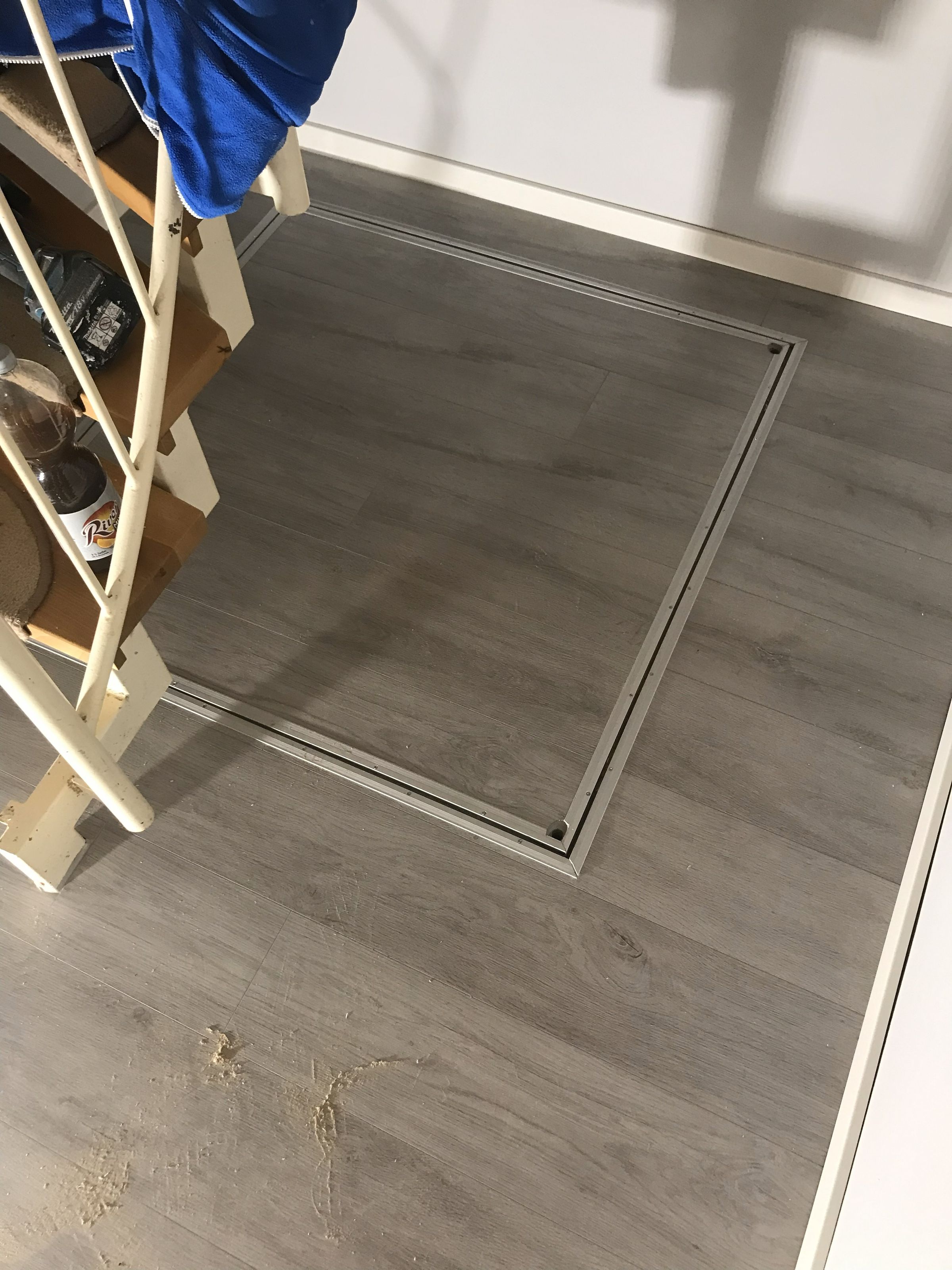 NACH FERTIGSTELLUNG MIT ÖFFNUNGEN FÜR SCHRAUBGEWINDE