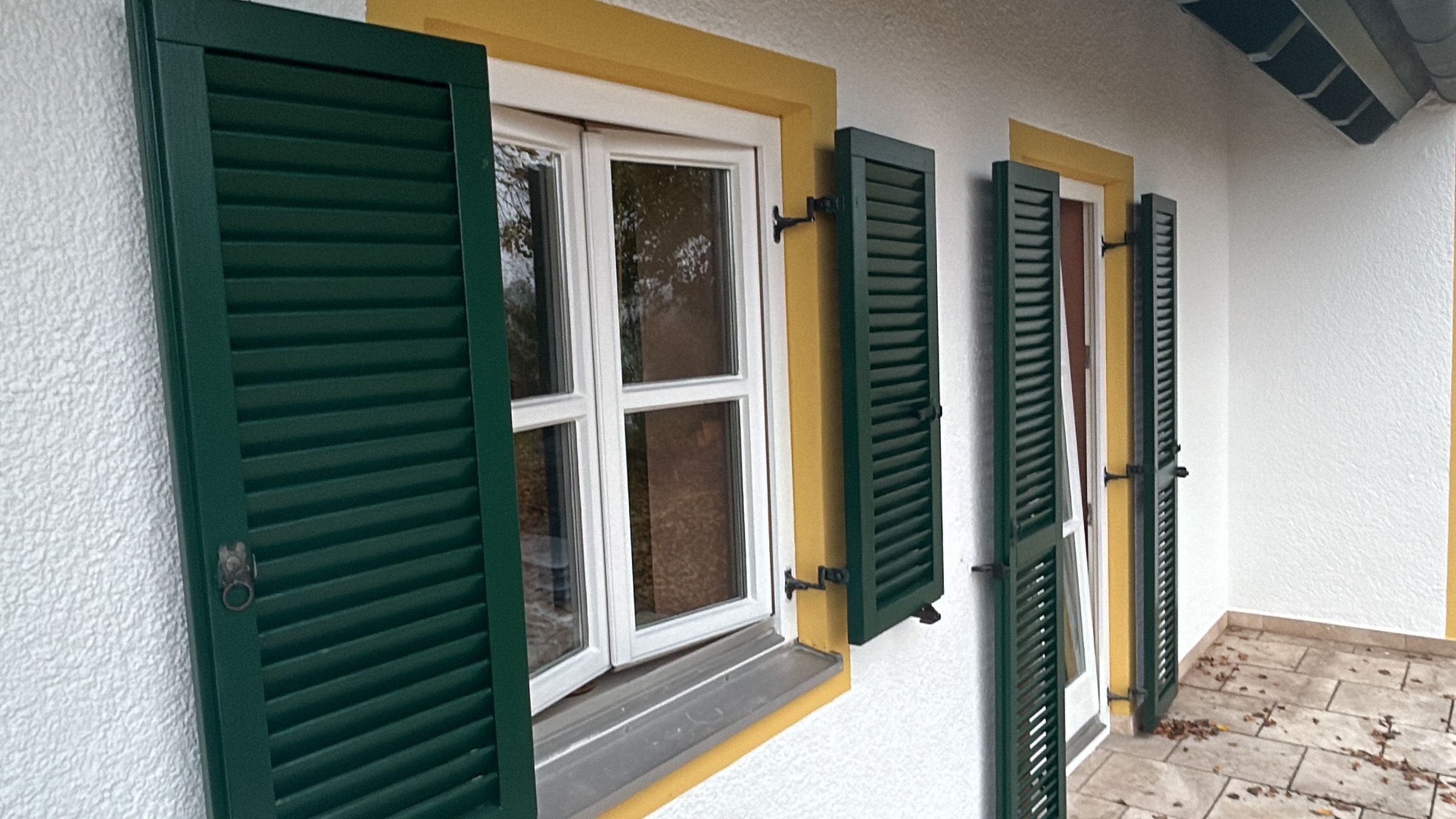 FENSTERLÄDEN, FENSTER, WAND u. UNTERSICHT