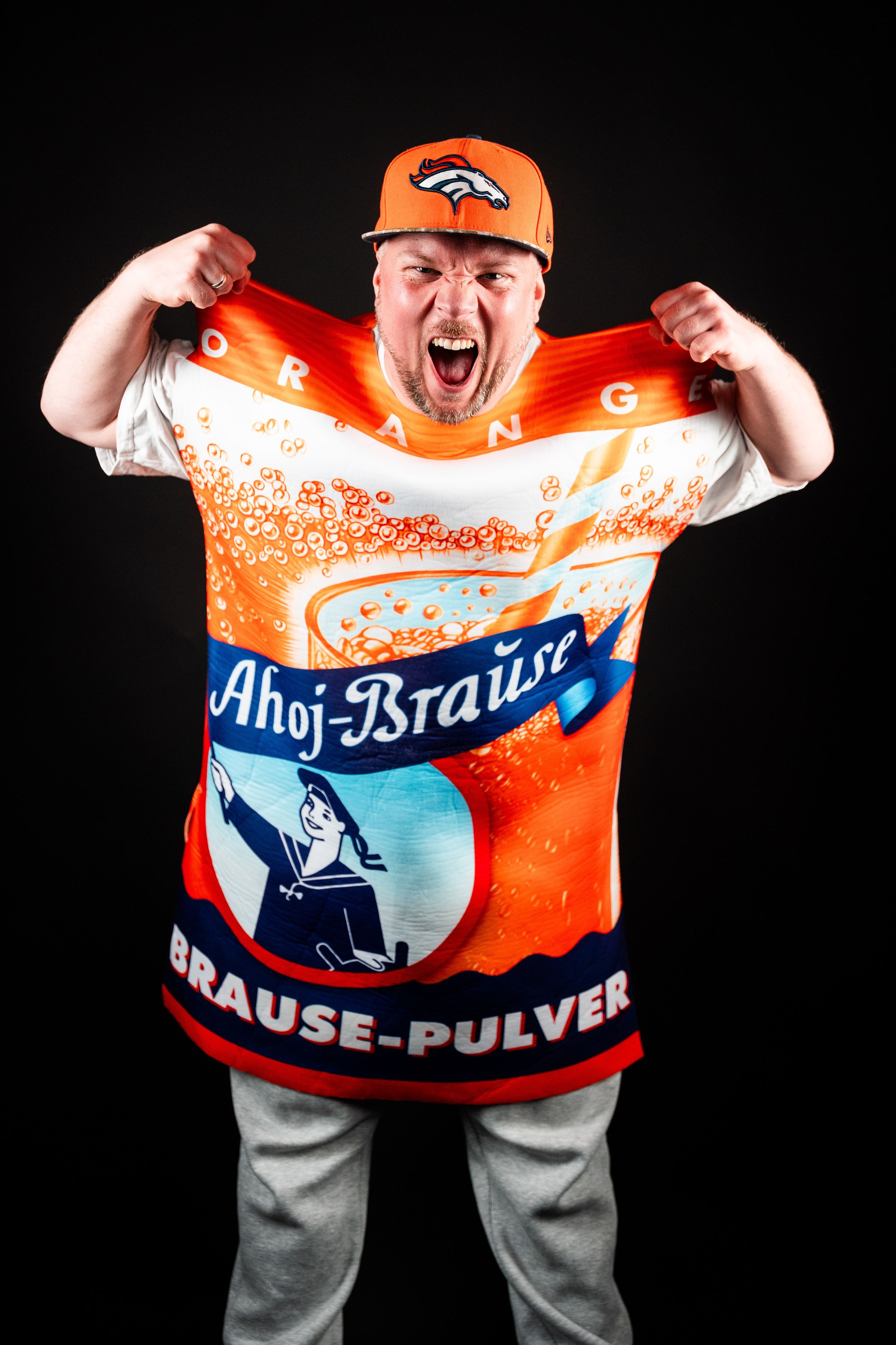 Bereit für knallharte Beats und pure Adrenalin? Wir freuen uns, Dirty THirty auf unserem Event begrüßen zu dürfen! Mit seinen harten, treibenden Hardstyle-Sets bringt er die Tanzfläche zum Beben und garantiert unvergessliche Momente für alle Fans von hartem Sound.