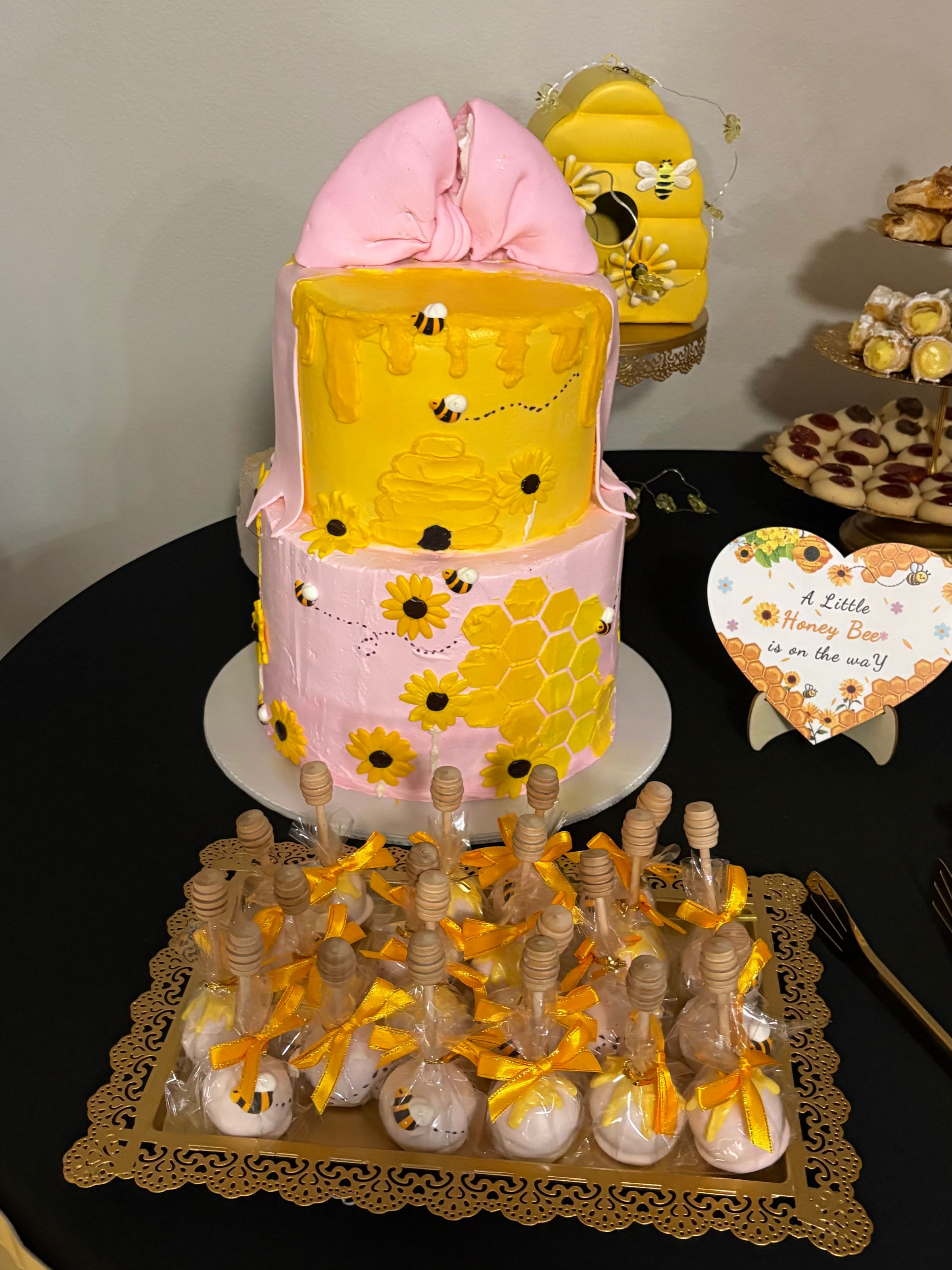 custom cake and cake pops 