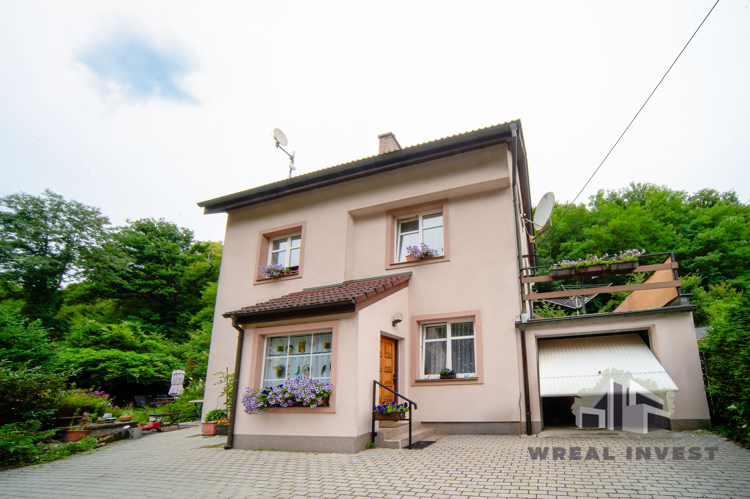 WREAL INVEST's image