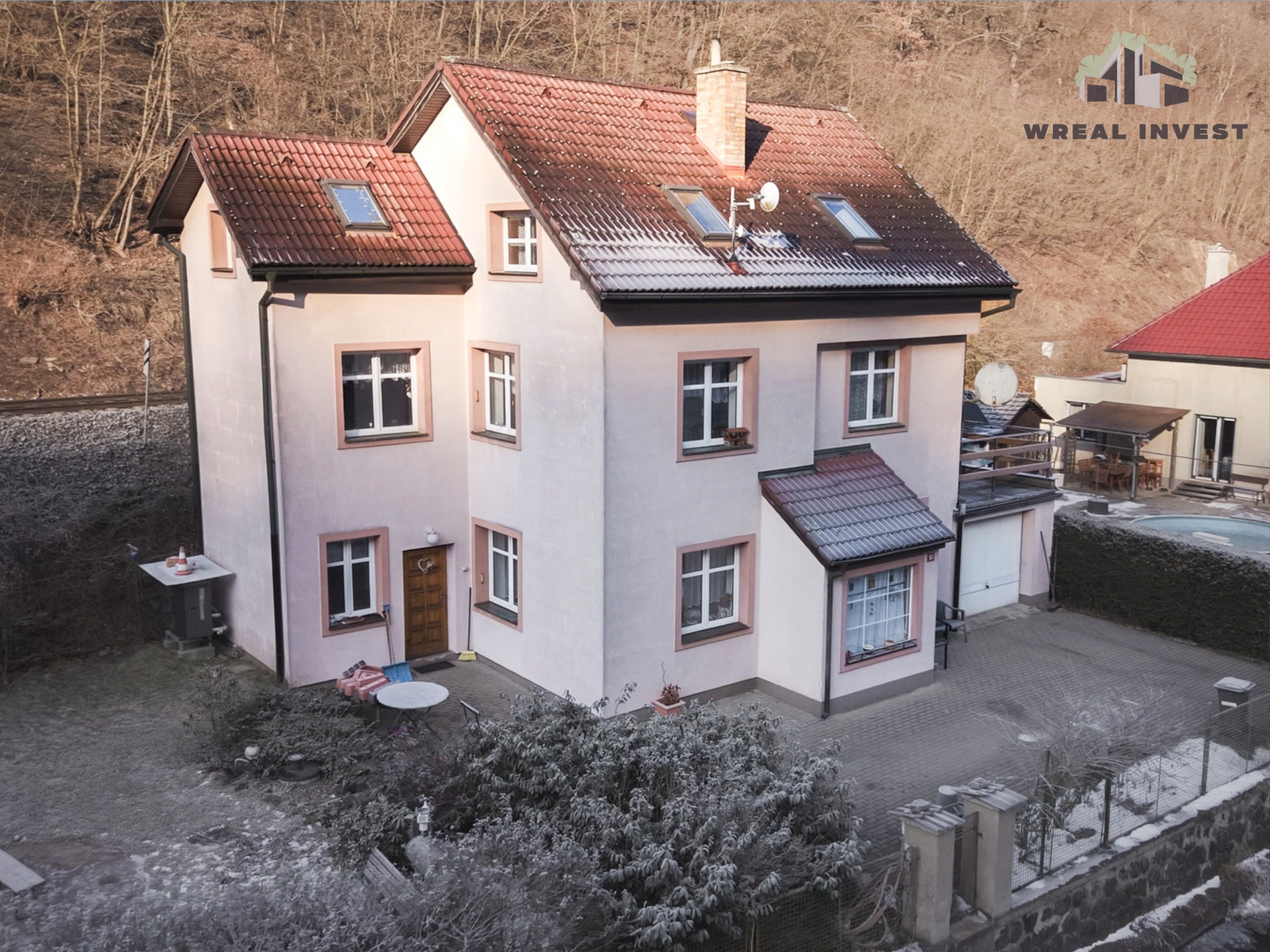 WREAL INVEST's image