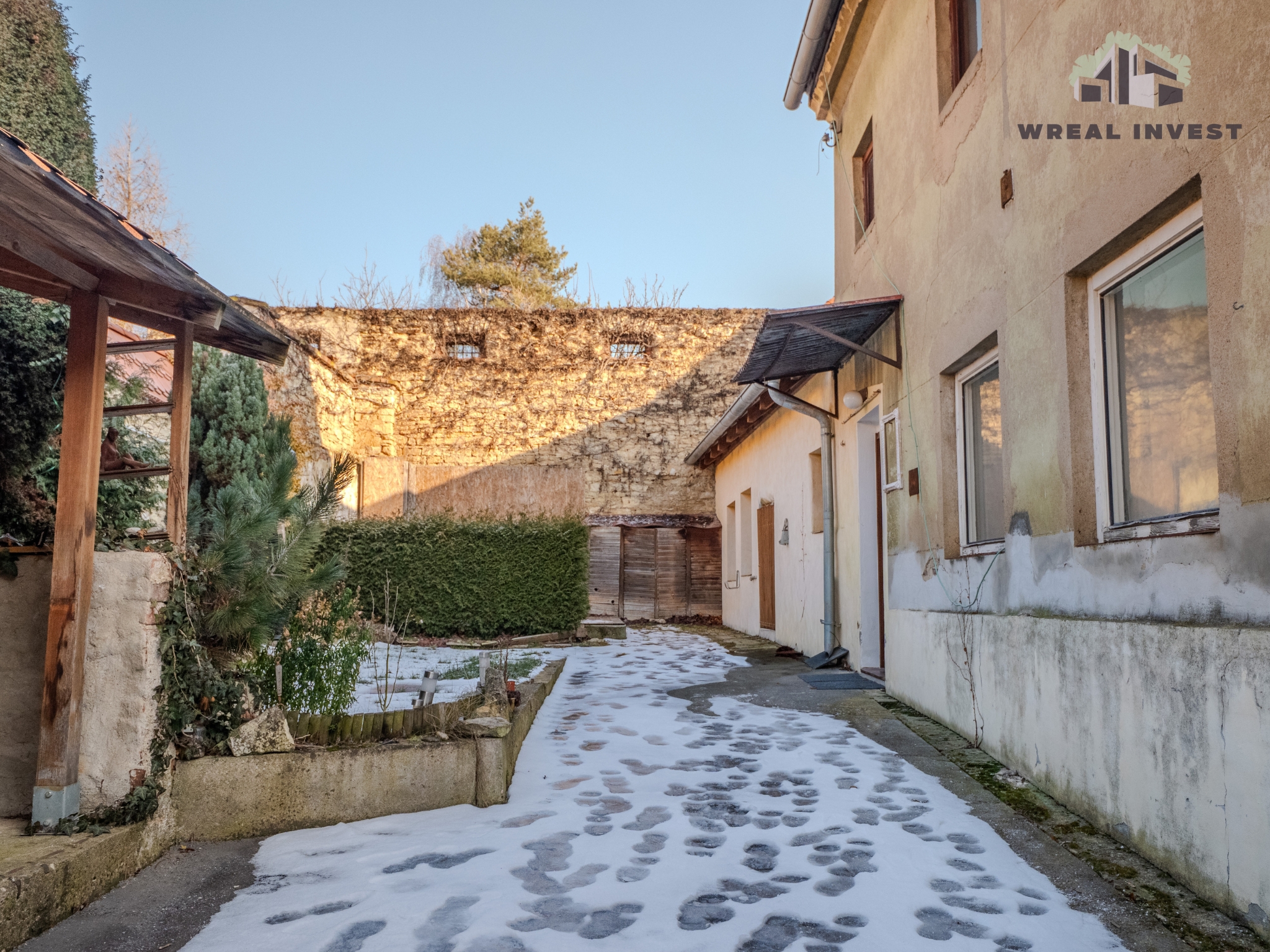 WREAL INVEST's image