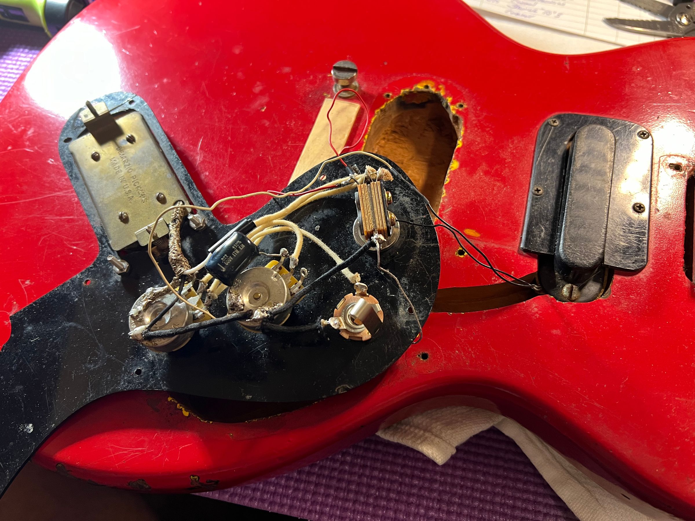 Yessssssss….just the way we did it. Spray painted, DiMarzio replacement pickup, Leo Quan Bad Ass bridge, Sketchy wiring…. What a blast from the past with this Gibson Melody Maker. Was able to resurrect the original electronics. 