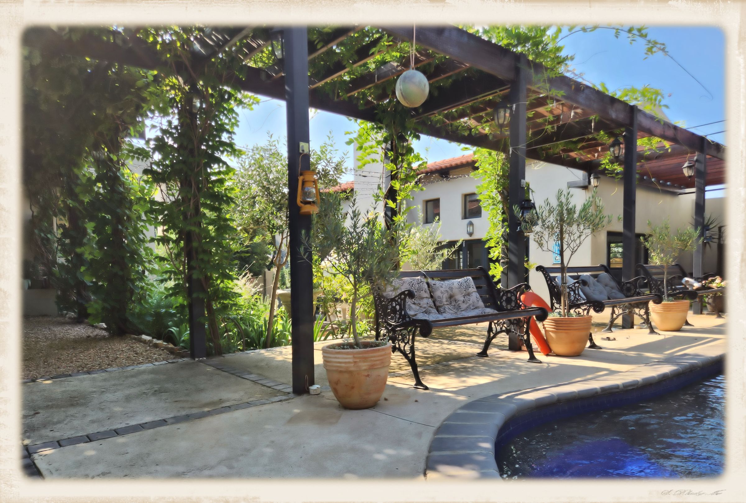 Enjoy a refreshing drink on these comfortable benches next to the swimming pool.