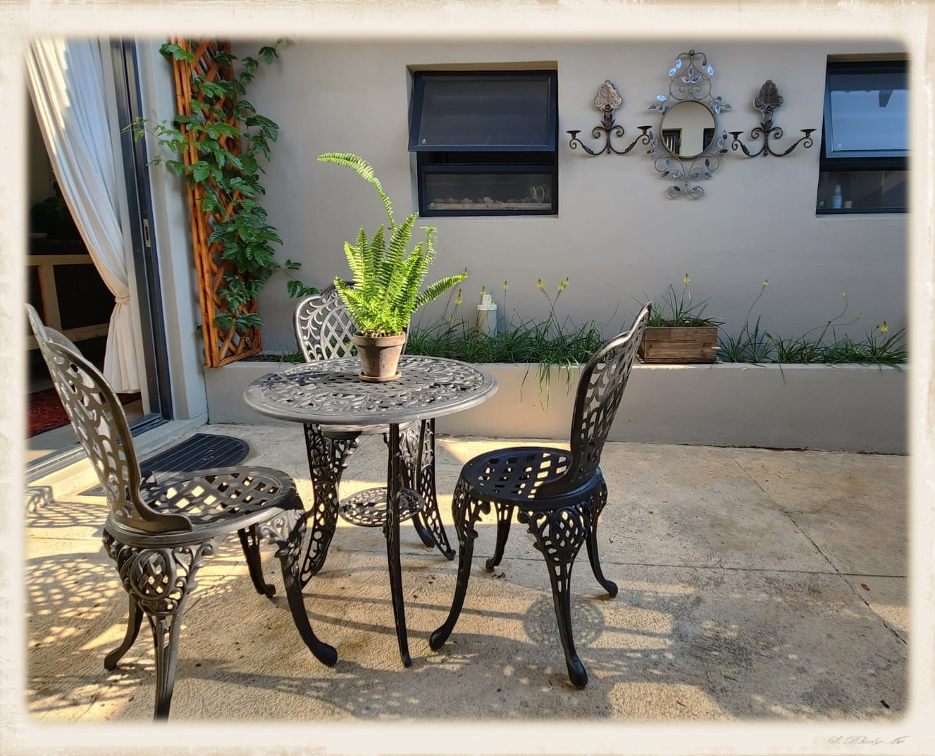 Outside dining/smoking area