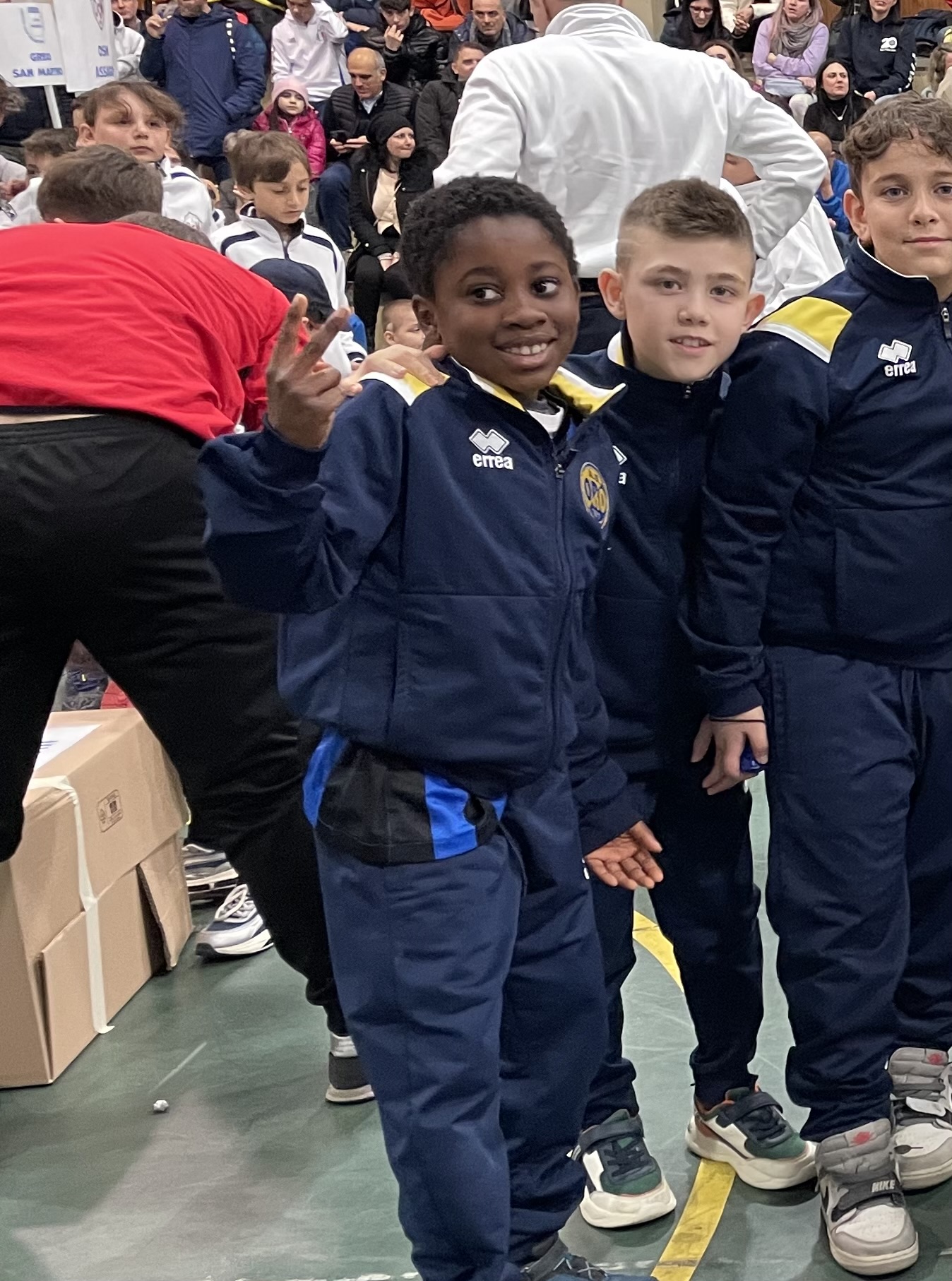 Aprile è il mese di Ezechiel, un ragazzo che quest’anno ha iniziato con noi un percorso nuovo e speciale. Arrivato in una squadra tutta da conoscere, senza esperienze di calcio in una squadra organizzata, Eze ha affrontato ogni difficoltà con coraggio, determinazione e il sorriso di chi non ha paura di mettersi in gioco.  La sua integrazione con i compagni è stata bellissima, spontanea e naturale, ma ciò che più colpisce è il suo incredibile miglioramento: Eze ha avuto una crescita atletica e sportiva che giorno dopo giorno ci ha lasciati senza parole, raggiungendo traguardi che solo pochi mesi fa sembravano lontani.  Il suo “capolavoro”? Durante il torneo di Misano, contro ragazzi più grandi (Under 10), ha compiuto una progressione da un’area all’altra da vero campione: un coast to coast da applausi, concluso con un tiro potente, fermato solo da una parata straordinaria. Ma il risultato contava poco: la sua azione ha raccontato meglio di qualsiasi parola tutto il cuore, la crescita e la bellezza del suo percorso. Bravo Eze! Siamo orgogliosi di te e di tutto il cammino che stai facendo. E il bello deve ancora venire!