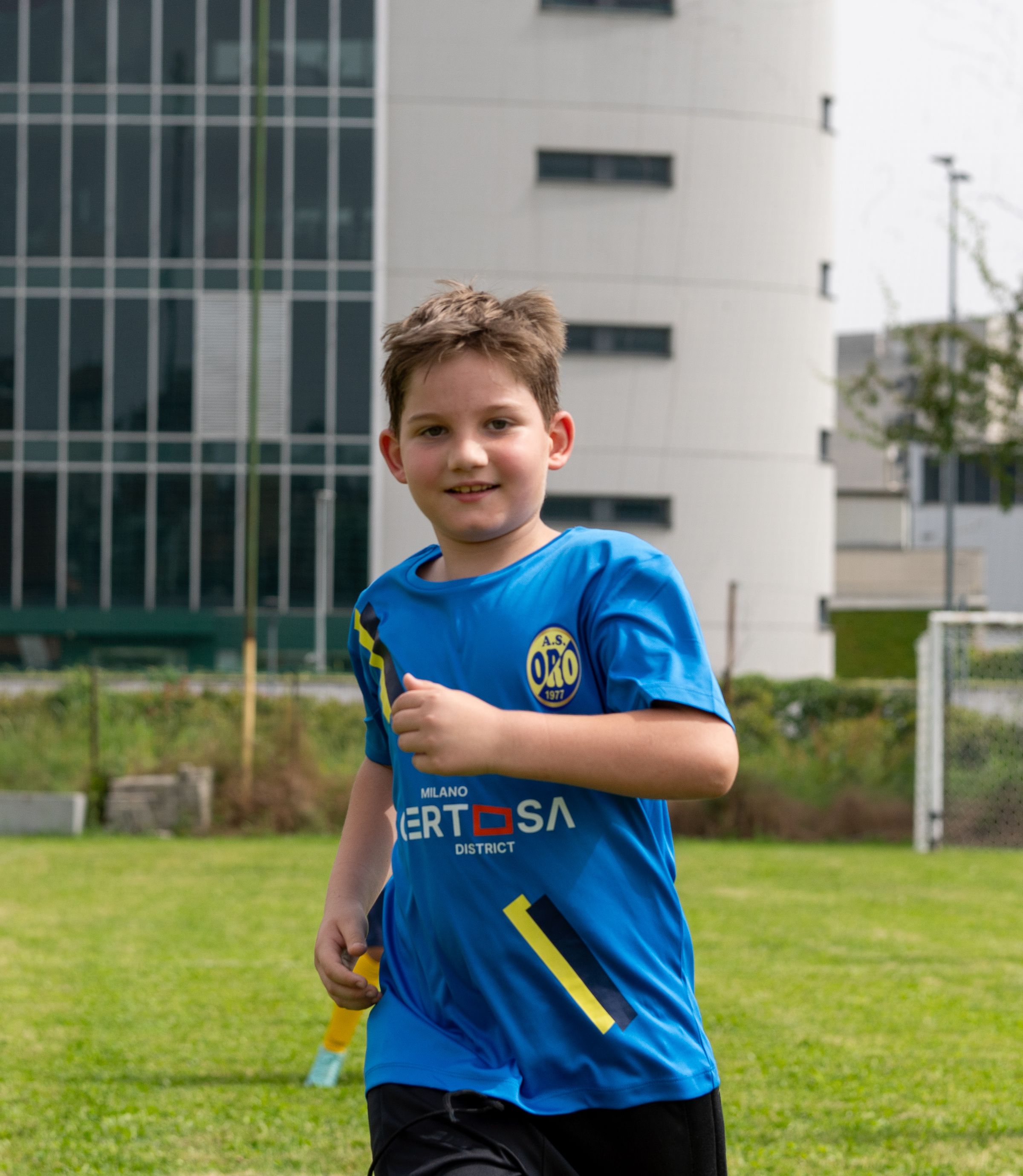 L' “Atleta ORO del Mese” di ottobre è Leonardo, un piccolo grande campione nato nel 2016 che ha fatto un gesto che vale più di qualsiasi vittoria. Durante una partita, Leonardo giocava in porta quando gli avversari, con una rimessa laterale, hanno segnato un gol. L’arbitro aveva già deciso di annullarlo, ma Leonardo, con un’onestà che ha sorpreso tutti, ha subito segnalato che in realtà aveva sfiorato la palla, rendendo il gol valido.  Nonostante mancasse pochissimo alla fine della partita e il risultato fosse in parità, Leonardo ha scelto la verità e la correttezza, anche se questo avrebbe comportato la possibile sconfitta. Il suo gesto è stato un esempio per tutti noi: ha dimostrato che il vero valore dello sport non si misura nei punti, ma nel rispetto e nella lealtà verso gli altri.
