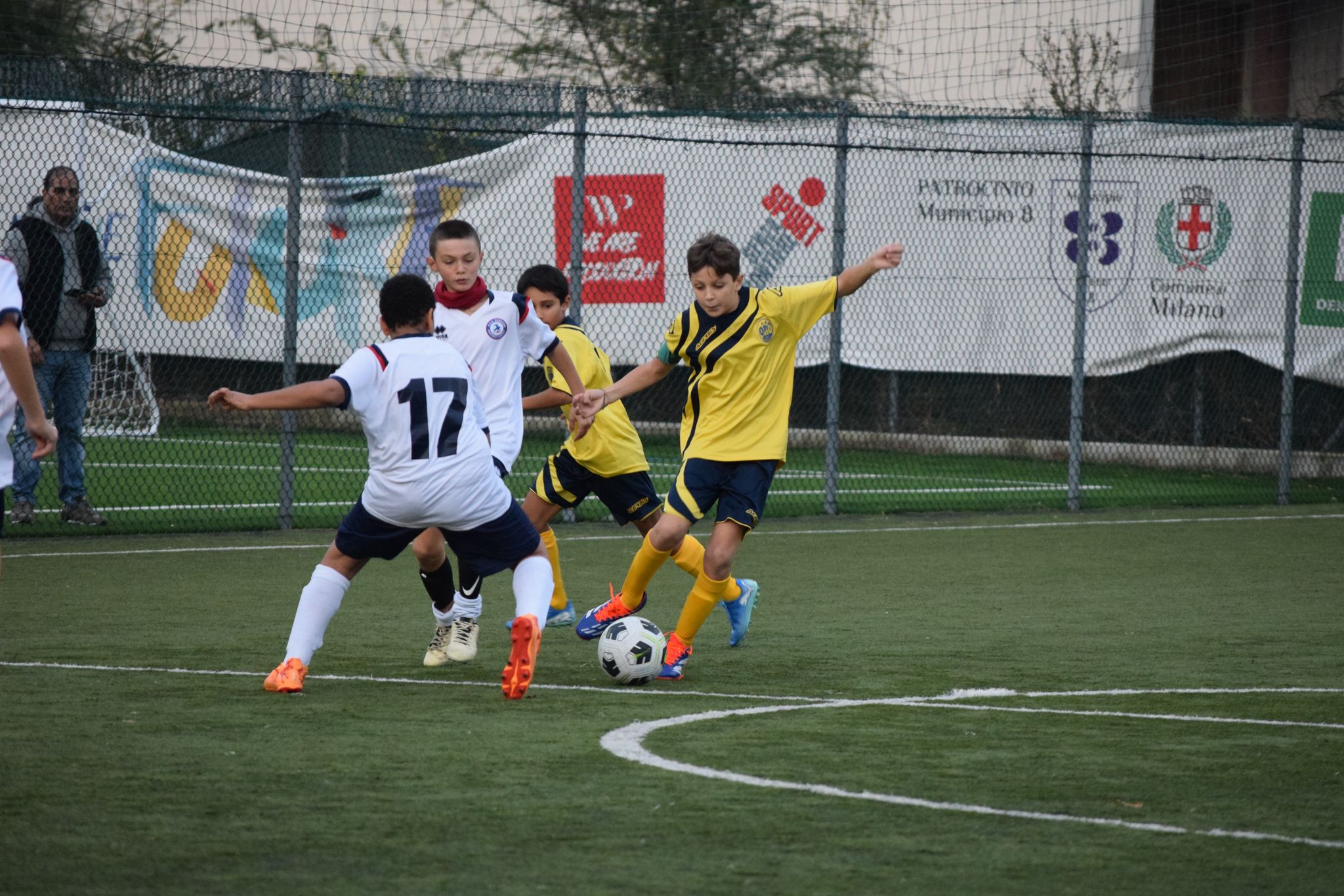 A marzo il nostro riconoscimento va a Giuseppe Provenzano, atleta degli Under 12 che, anche in un periodo difficile lontano dal campo, ha saputo dimostrare cosa significhi davvero far parte di una squadra.  Pur non potendo scendere in campo per diverse settimane, Giuseppe non ha mai smesso di essere presente: ha continuato a venire agli allenamenti, a seguire i suoi compagni in ogni partita, in casa e in trasferta, sostenendoli con il cuore, con la voce e con il sorriso. Il suo affetto per la squadra non è mai venuto meno, e in questi mesi è diventato un punto di riferimento silenzioso ma fortissimo, un vero compagno dentro e fuori dal campo.  Ora che il periodo più faticoso è alle spalle, Giuseppe è tornato ad allenarsi con entusiasmo e determinazione, pronto a dare il massimo insieme ai suoi amici.  Bentornato Giuseppe! Ci sei mancato… e adesso si corre insieme, più forti di prima!