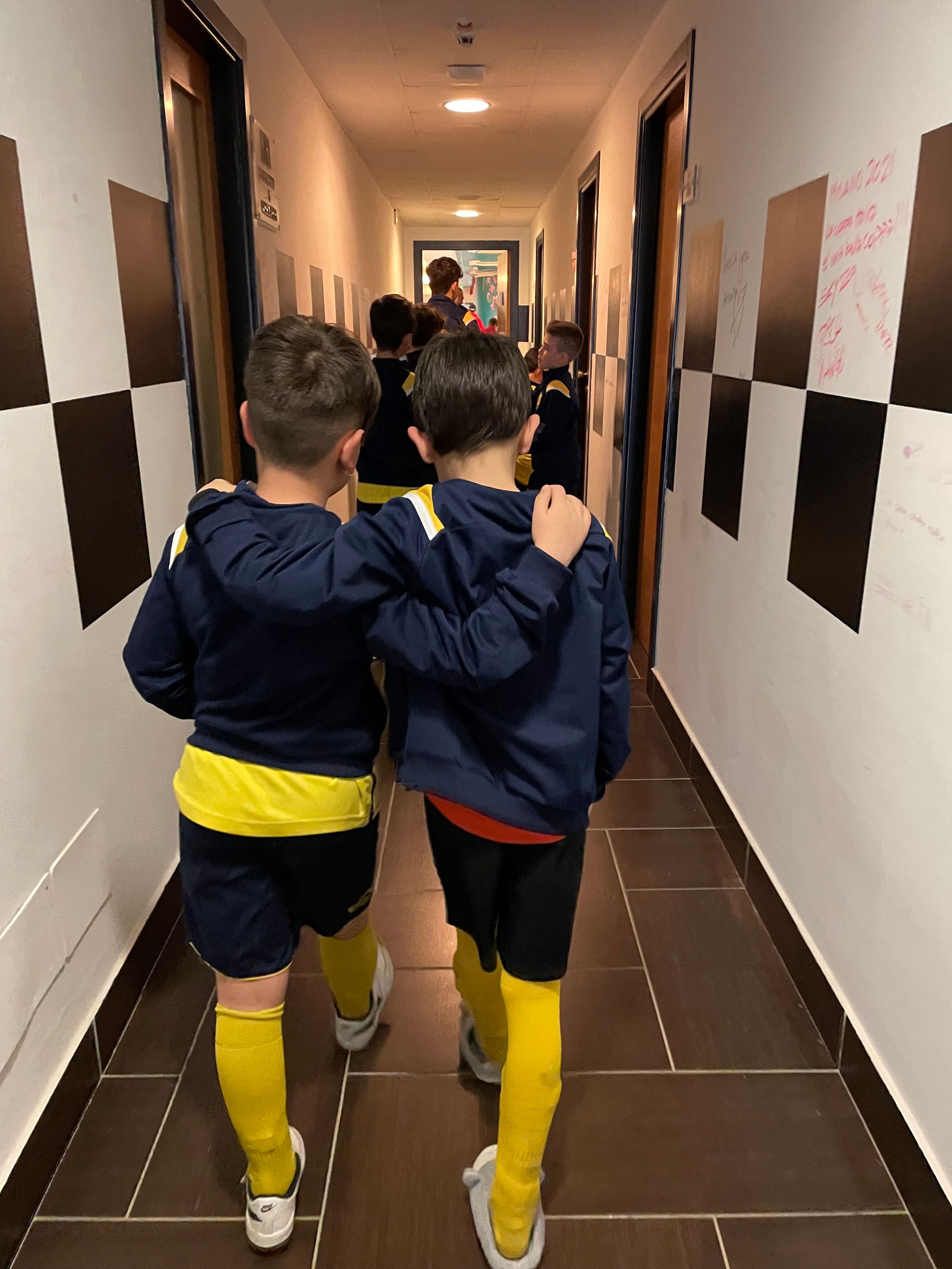 Questo mese non abbiamo un solo nome da raccontare, ma tanti volti, gesti, storie che si intrecciano ogni giorno nei nostri campi, nei corridoi dell’oratorio, tra una pettorina sistemata in fretta e una bottiglietta d’acqua condivisa.  Magari proprio ora, in silenzio, qualcuno sta compiendo il prossimo gesto speciale. Magari il vero “atleta del mese” di maggio è ancora lì, nascosto in un incoraggiamento sussurrato, in una corsa fatta per gli altri, in un abbraccio dopo un gol mancato.  Restiamo in ascolto, con lo sguardo pronto a riconoscere la bellezza dove spesso nessuno guarda.  Ora ci prepariamo alla meritata pausa estiva, per ricaricare le pile dopo un anno pieno di emozioni, fatiche, vittorie e crescita. Ma prima, viviamoci fino in fondo le ultime feste, tornei e saluti, con il cuore pieno di gratitudine per tutto quello che abbiamo condiviso insieme.  Grazie a tutti – atleti, famiglie, volontari, allenatori – per aver reso questa stagione così speciale. Ci si rivede a settembre, più carichi, più grandi, sempre insieme.