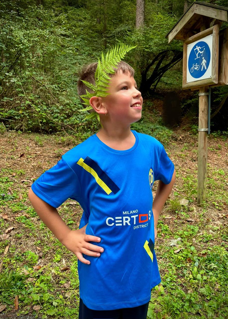 Il nostro “Atleta del Mese” di dicembre è Alessandro, un giovane campione degli Under 9 che ha dimostrato una grinta e un coraggio straordinari.  Durante una partita di campionato, a pochi istanti dal fischio d’inizio, Alessandro è stato costretto a uscire dal campo dopo uno scontro fortuito di gioco che gli ha procurato un labbro rotto. Nonostante il dolore, il sangue e le lacrime, Alessandro ha dato prova di una determinazione fuori dal comune: dopo essersi fatto medicare ed essersi ripreso, ha insistito per tornare in campo al fianco dei suoi amici, prima che compagni.  Alessandro però non si è limitato a rientrare, ma ha altresì contribuito in modo decisivo alla vittoria della squadra in una partita combattutissima, ridando coraggio ai propri compagni e segnando due gol indimenticabili, tra cui quello decisivo allo scadere del tempo. Una prestazione incredibile, resa ancora più speciale dal suo coraggio e dalla forza con cui ha affrontato le difficoltà.  La vera forza non è solo fisica: nasce dal cuore, dalla voglia di non arrendersi e di dare tutto per la propria squadra. Grazie, Alessandro, per essere un esempio di tenacia e  soprattutto un ragazzo dal cuore d’oro, e questo lo dimostri ogni settimana a tutti noi. 