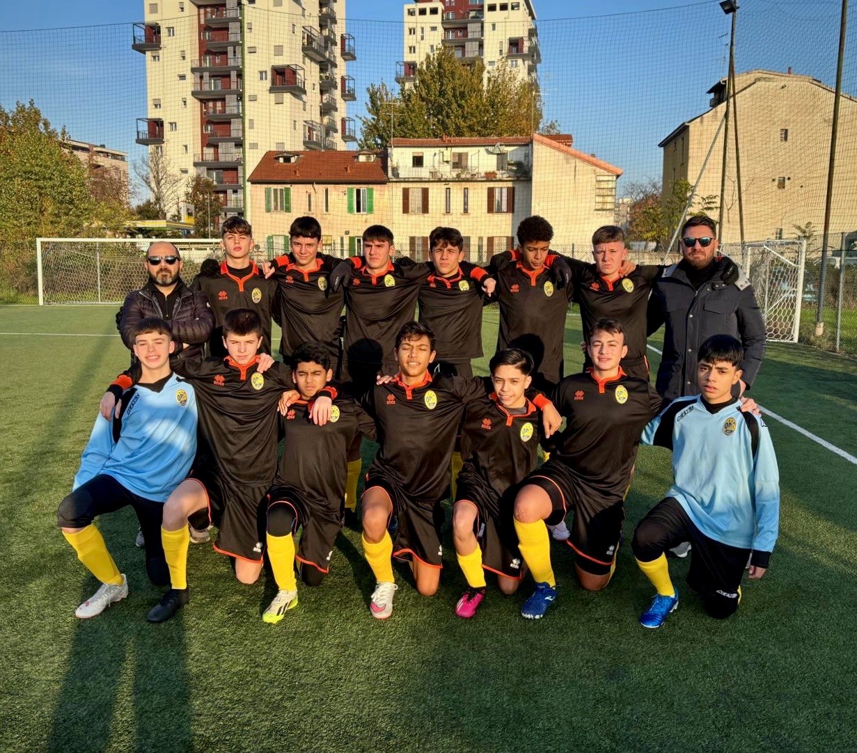 Gennaio porta con sé un riconoscimento speciale: questo mese, non premiamo un solo atleta, ma bensì sei ragazzi che hanno dimostrato che lo sport è molto più di una partita giocata sul campo.  Riky, Manuel, Leo, Andrea, Matteo e Lorenzo, atleti della categoria Allievi, hanno scelto di dedicare agli altri la cosa più preziosa che ci sia: il proprio tempo. Da settembre, con entusiasmo e costanza, affiancano gli allenatori delle squadre Under 9 e Under 10, dimostrando una maturità e una generosità rare.  All’inizio hanno accettato la sfida come semplici aiuto-allenatori, ma in pochi mesi hanno saputo crescere, imparare e diventare veri punti di riferimento per i più piccoli, conquistandosi il loro affetto con pazienza, passione e un grande spirito di squadra. E il segno più bello del loro impegno sta proprio nei riscontri dei bambini: ogni volta che per motivi di studio o personali non possono esserci, le domande che sentiamo più spesso sono: "Ma oggi Riky, Manuel e Leo vengono?" Il loro percorso dimostra che lo sport non è solo allenarsi e giocare, ma anche saper donare qualcosa di sé agli altri. E loro lo stanno facendo nel modo più bello possibile.  Grazie ragazzi, per la vostra passione, il vostro tempo e l'esempio che state dando. Siete già dei grandi! 