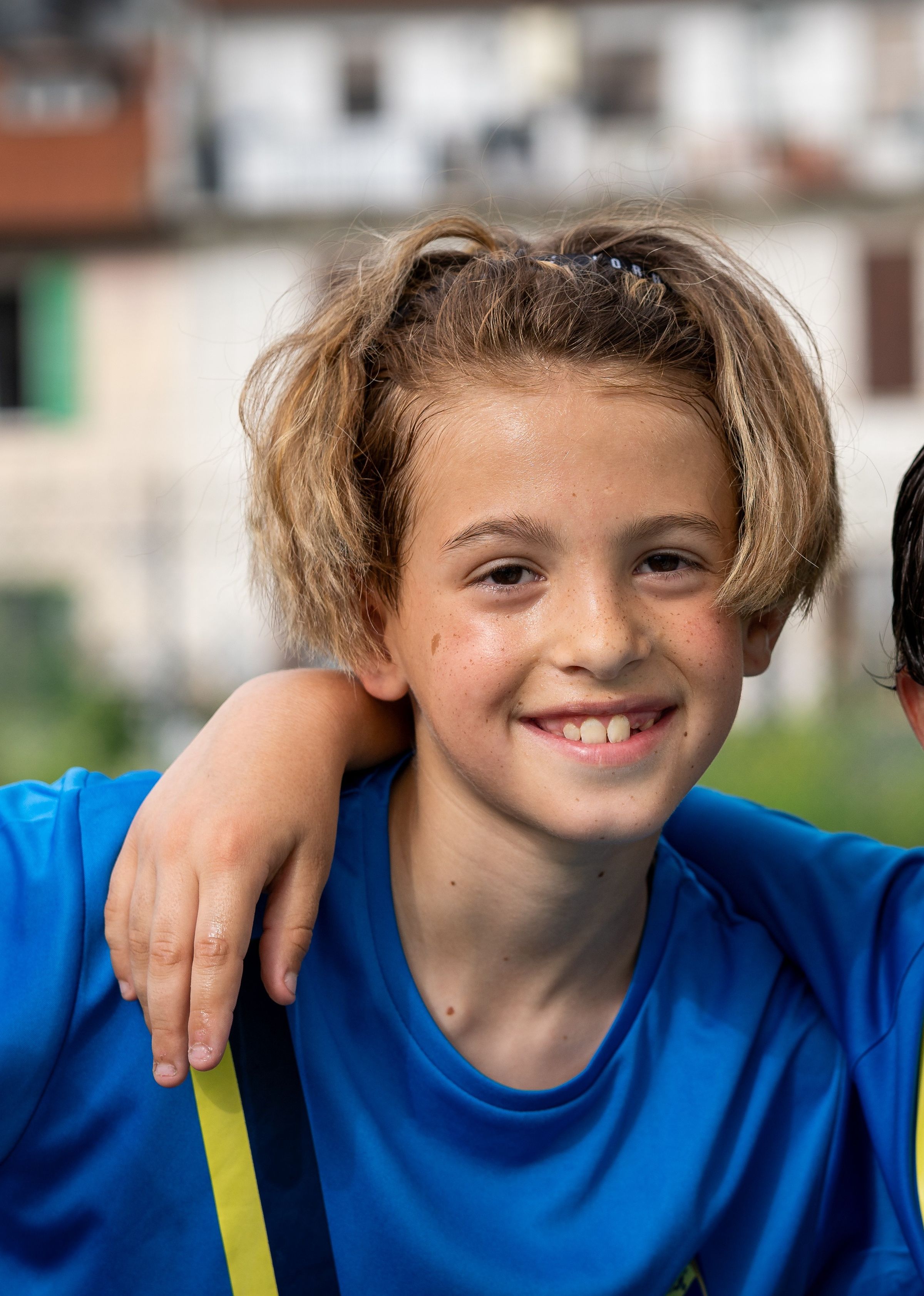 Il nostro “Atleta del Mese” di novembre è Thomas, un giovane campione della squadra Under 10 che ci ha colpito per la sua grande generosità e disponibilità verso la squadra. Durante una recente partita, dopo aver già giocato due tempi come portiere, ha detto all’allenatore: “Mister, se serve faccio anche il terzo tempo in porta.”  In un’età in cui tutti sognano di essere in attacco e fare gol, Thomas ha dimostrato un atteggiamento raro e prezioso, mettendo al primo posto il bene della squadra e il supporto ai compagni. Il suo gesto è un esempio di cosa significhi davvero giocare di squadra: non cercare il protagonismo, ma essere sempre pronti a dare il massimo dove c’è bisogno.  Grazie, Thomas, per averci ricordato che il cuore e la generosità sono i veri punti di forza di un campione. Siamo fieri di averti in squadra!