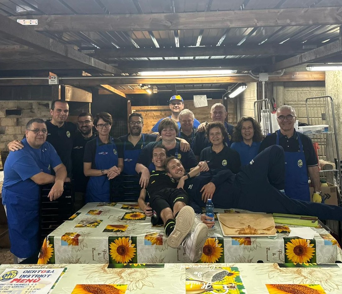 Nel mese di febbraio, vogliamo dare un riconoscimento speciale a chi spesso non indossa le scarpette da calcio, ma senza il cui impegno niente sarebbe possibile: i nostri volontari.  Non li vediamo segnare gol o parare rigori, ma ogni giorno, nel silenzio e troppo spesso nell’indifferenza, sono lì: a sistemare, preparare, organizzare, pulire, accogliere, aiutare. Sono quelli che arrivano prima e vanno via per ultimi. Quelli che non cercano applausi, ma che fanno andare avanti tutto con un cuore grande così.  In un mondo dove spesso si dà tutto per scontato, loro ci insegnano che nulla è dovuto, ma tutto è dono. E il loro è un dono continuo, fatto di tempo, mani sporche, sorrisi stanchi e amore gratuito.  Grazie a ciascuno di voi. Perché siete voi i veri motori silenziosi della nostra realtà. Questo mese, gli "atleti" siete voi — e lo siete nel modo più bello.