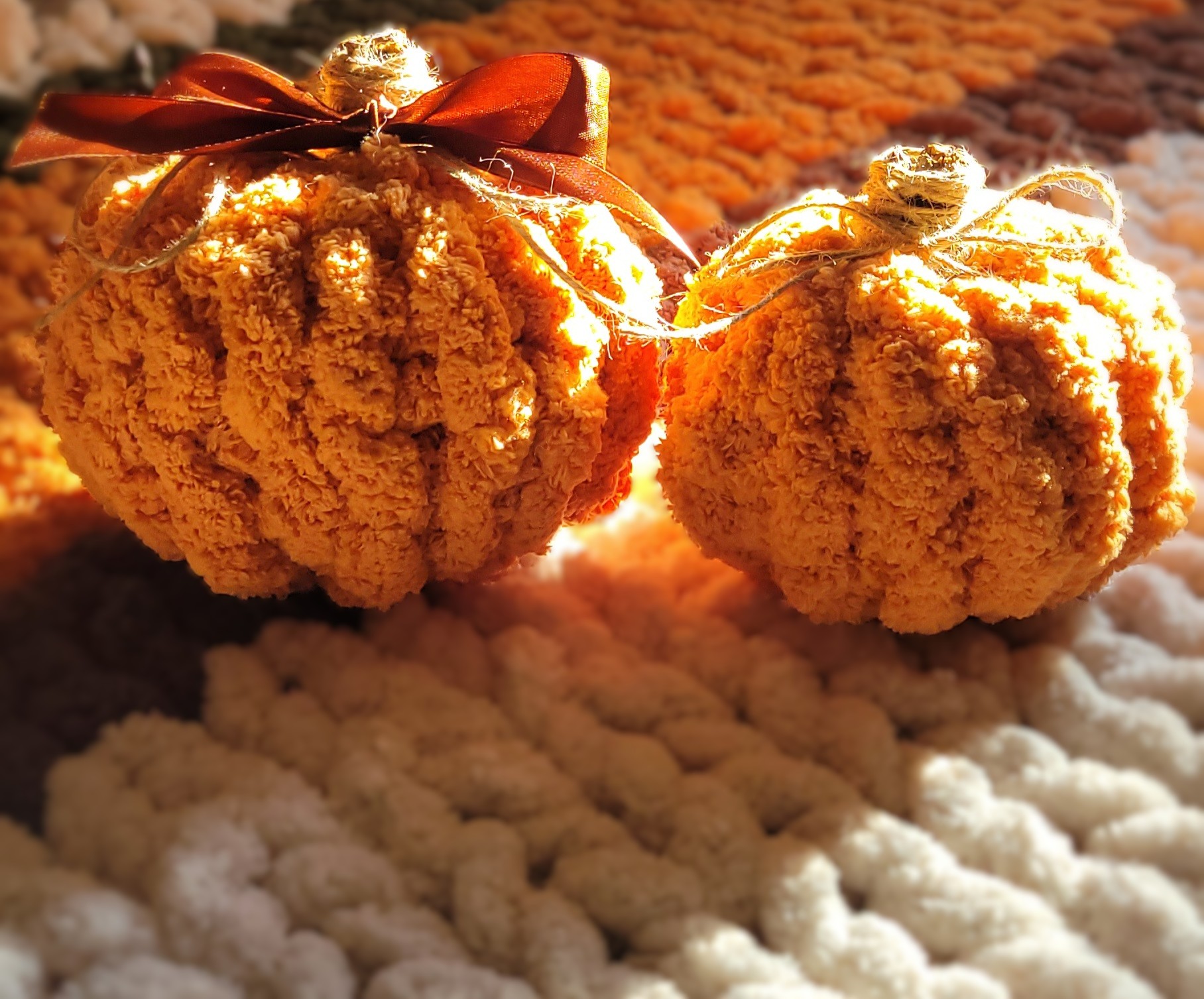 Cozy autumn vibes – handmade pumpkin with twine bow, the perfect touch for your fall decor 🍂🎃