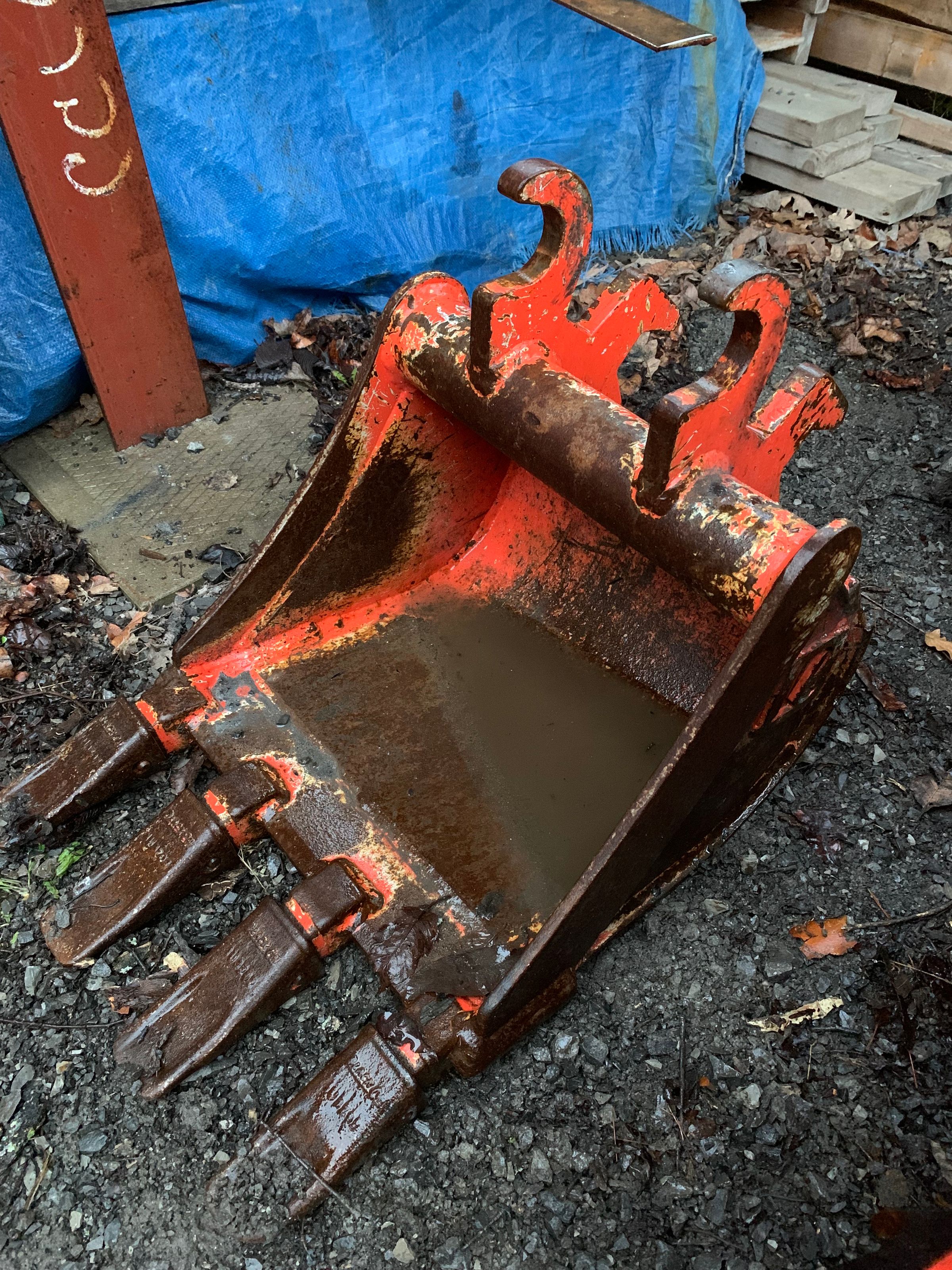 16" Tooth bucket 