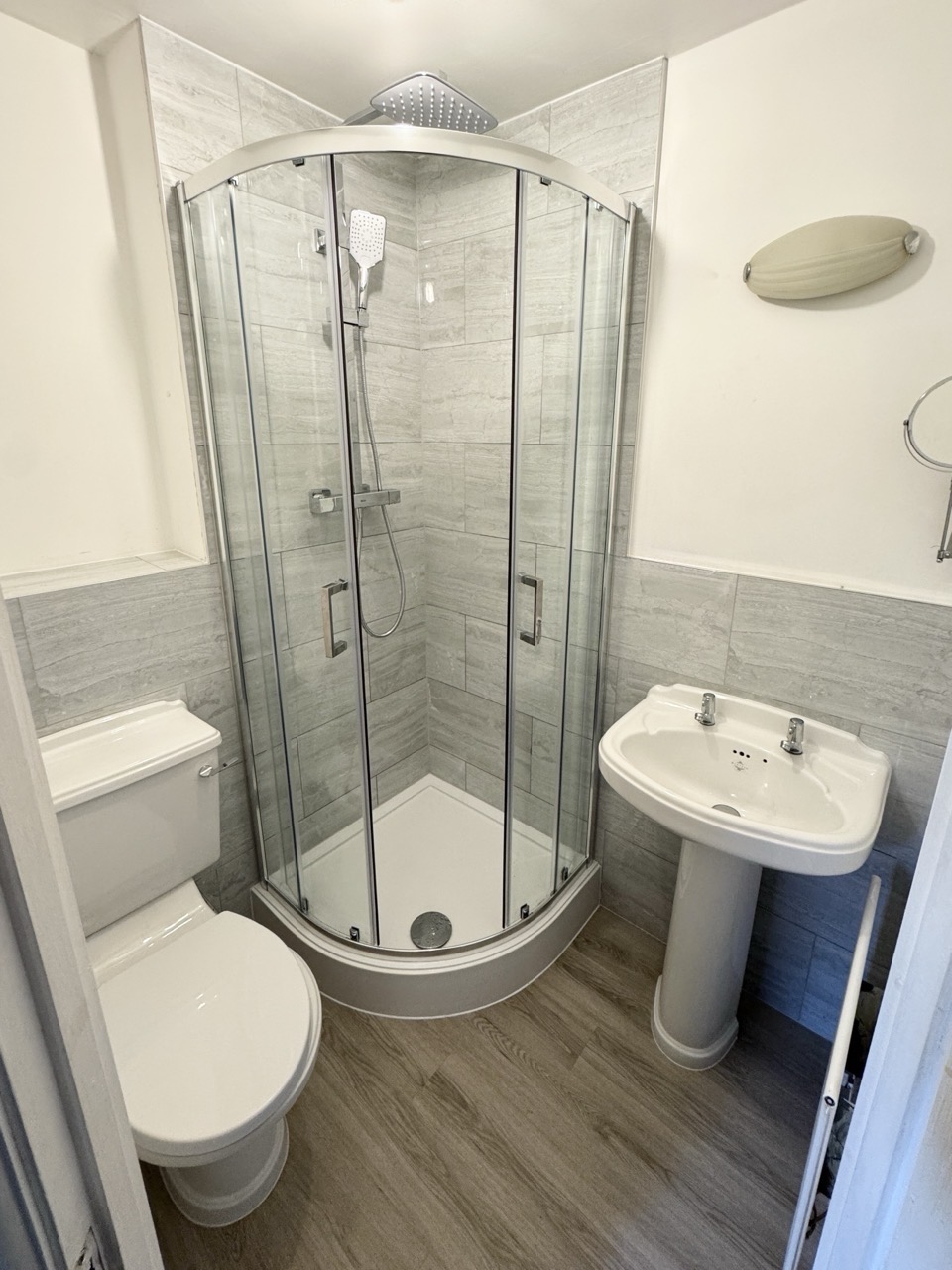 Compact bathroom design in Worcester Park 