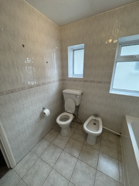 Bathroom renovation Epsom before 