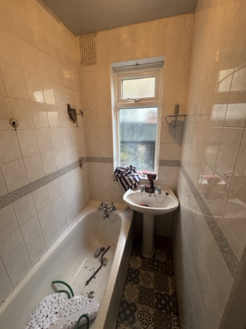 Bathroom Wimbledon SW20 before 